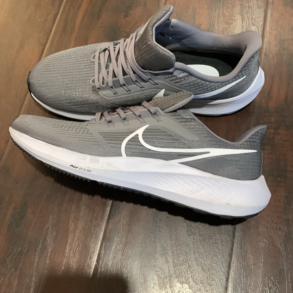 Nike shoes - Picture 3 of 7